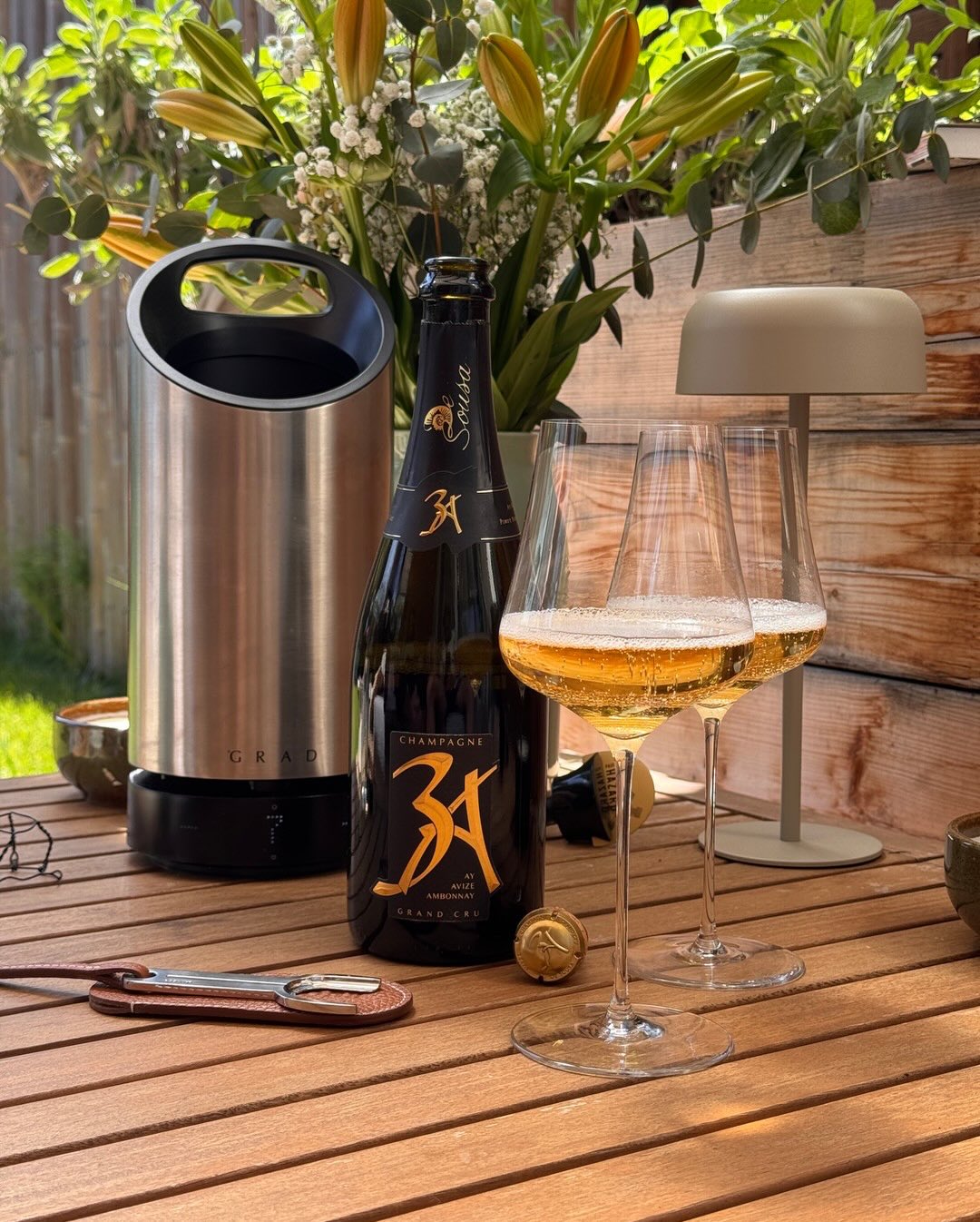 Diese Cuvée vereint drei Grand Cru-Lagen in einer einzigen Flasche – das Konzept hinter dem Namen 3A ist so simpel wie genial. champagnedesousa verbindet hier 50% Chardonnay aus…