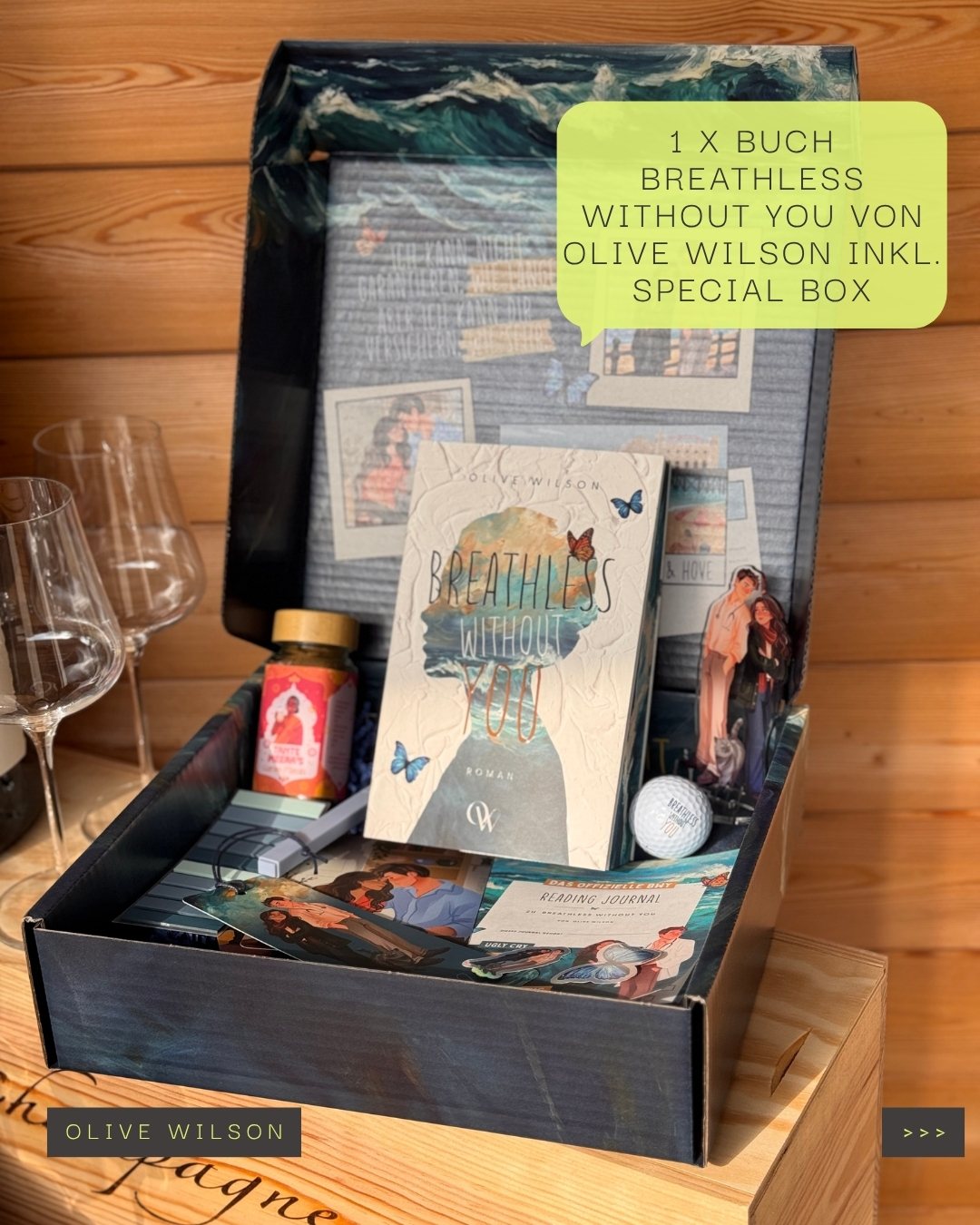 Die geöffnete Special Box mit Buch, Reading-Journal und Acrylfigur